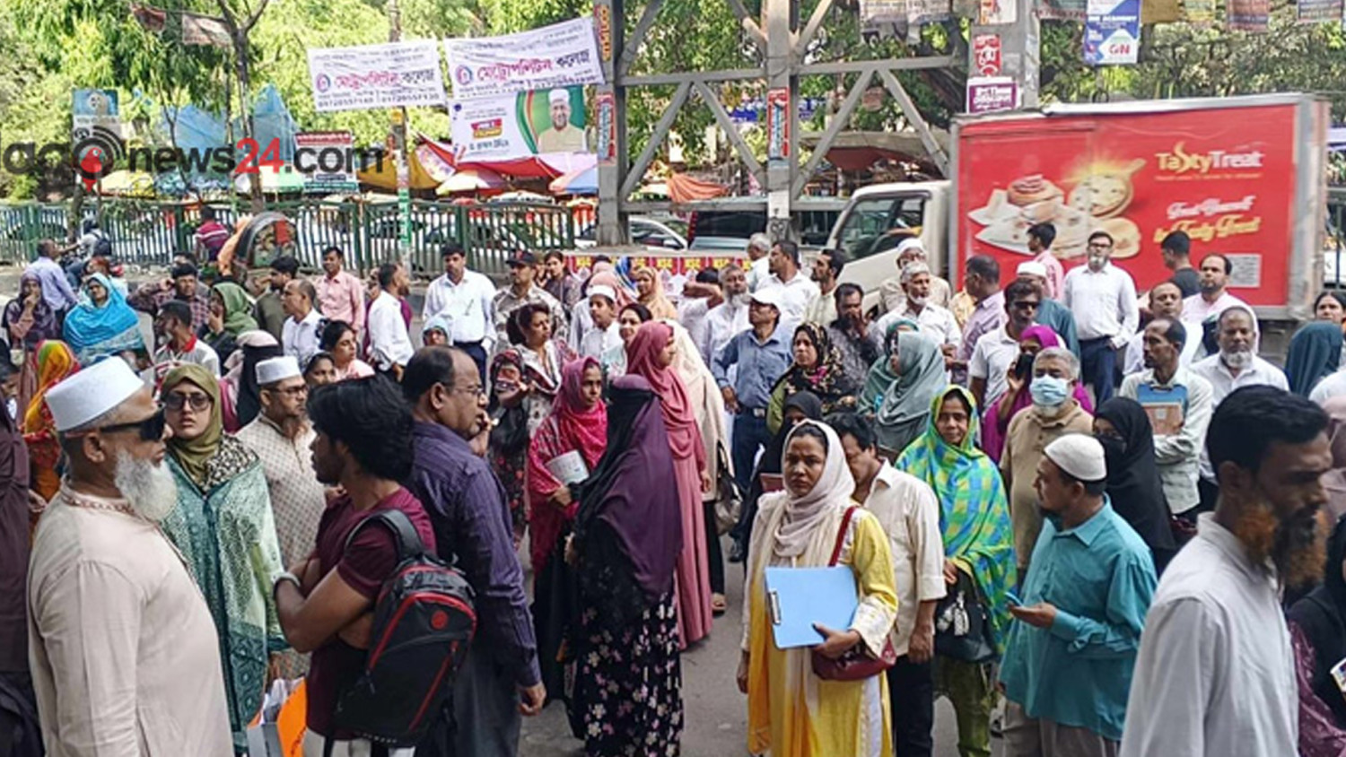 সড়কের ভোগান্তি ছাড়াই কেন্দ্রে গেল এসএসসির পরীক্ষার্থীরা
