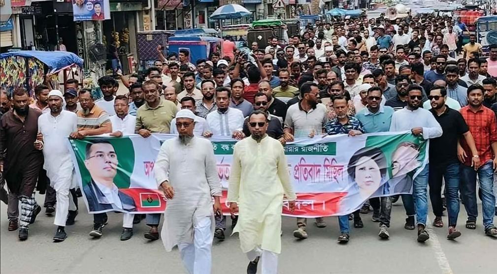 নিষিদ্ধ আওয়ামী লীগের বিরুদ্ধে লক্ষ্মীপুরে যুবদলের বিক্ষোভ