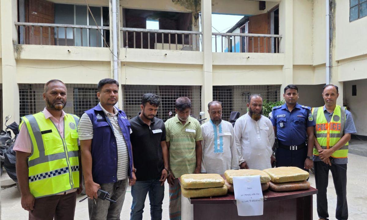 গোপন চেম্বার থেকে ১৫ কেজি গাঁজা, গ্রেপ্তার ৪