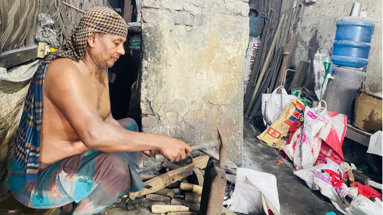 কোরবানির ঈদে লক্ষ্মীপুরের কামারপাড়ায় বেড়েছে ব্যস্ততা
