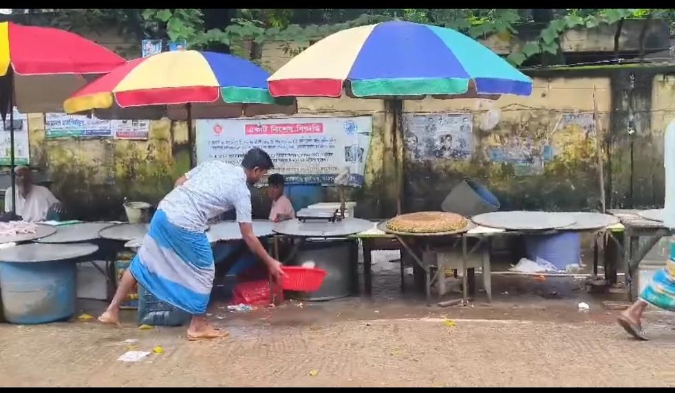 কমলনগরের হাজির হাটে টহল ঘর চান মাছ ব্যবসায়ীরা
