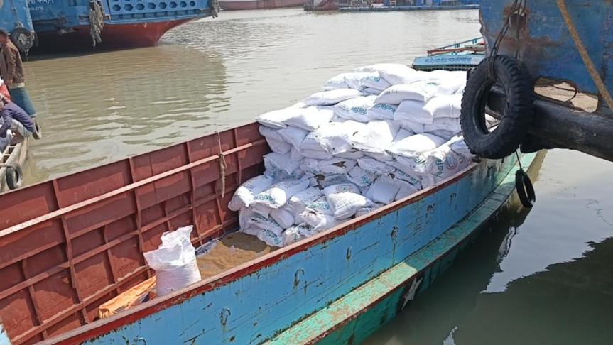 লক্ষ্মীপুরে নদীপথে বিএডিসির ৩০০ বস্তা সার জব্দ