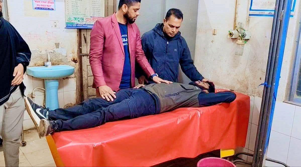 লক্ষ্মীপুরে সাংবাদিক তারেক মাহমুদের ওপর মব হামলা: আটক ২