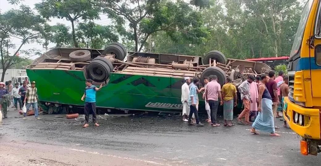 সীতাকুণ্ডে পৃথক সড়ক দুর্ঘটনায় নিহত ২, আহত ১৫